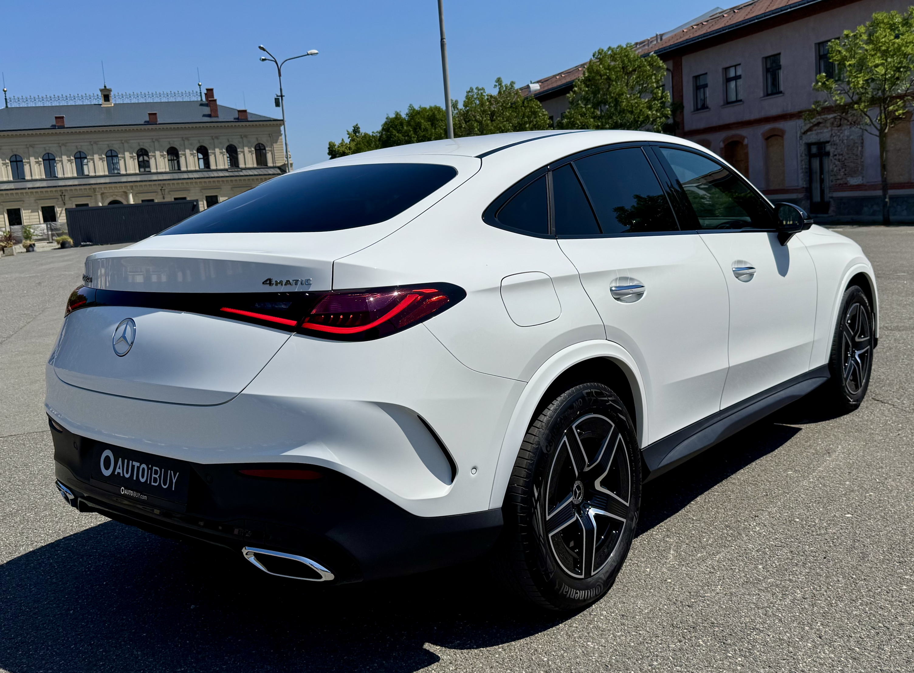Mercedes GLC coupé 220d 4matic AMG | skladem | české předváděcí auto | stylové městské SUV | nafta 200 koní | bílá Polar | černá syntetická kůže Artico | výbava AMG PREMIUM | super cena | ihned k předání | nákup online | AUTOiBUY.com